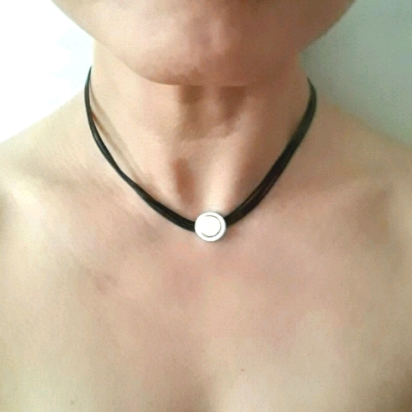 SIMPLE FAUX LEATHER BAND NECKLACE - Picture 1 of 8